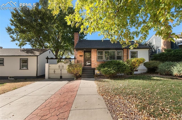 view of front of property with a front lawn