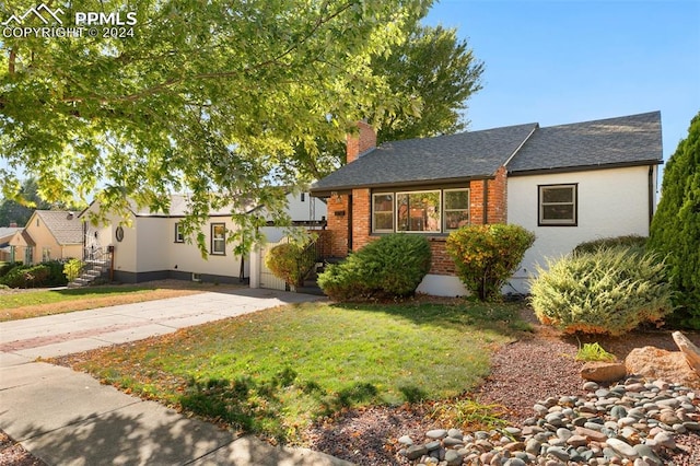 ranch-style house featuring a front lawn