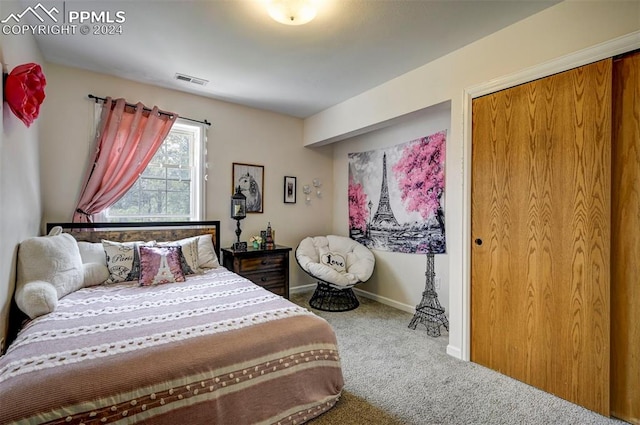 bedroom featuring carpet flooring and a closet