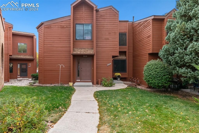 view of front of house featuring a front yard