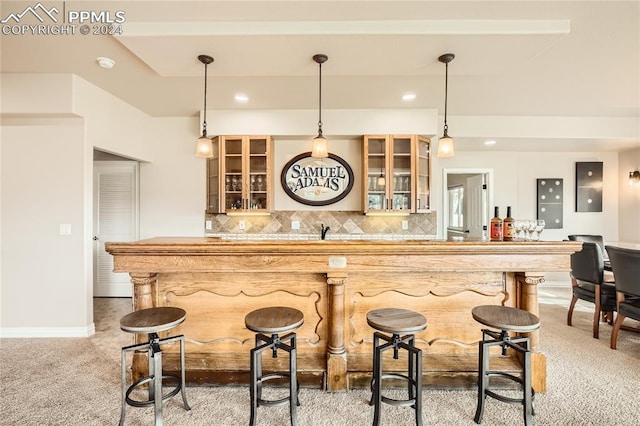 bar featuring light carpet, decorative backsplash, and pendant lighting