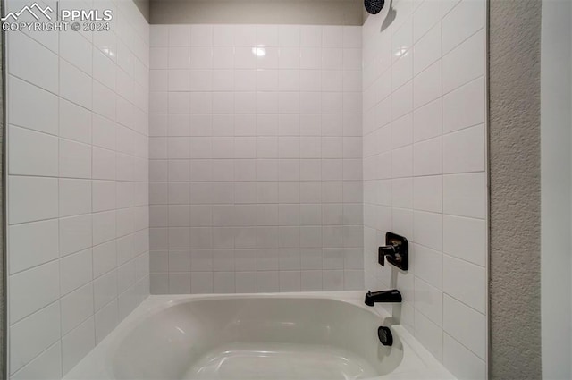 bathroom with tiled shower / bath combo