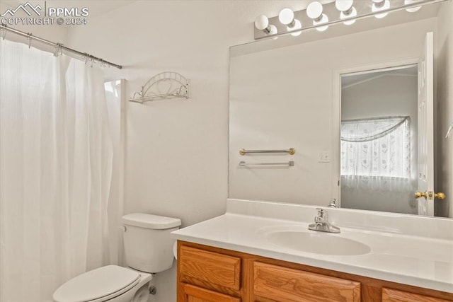 bathroom with toilet, a shower with curtain, and vanity