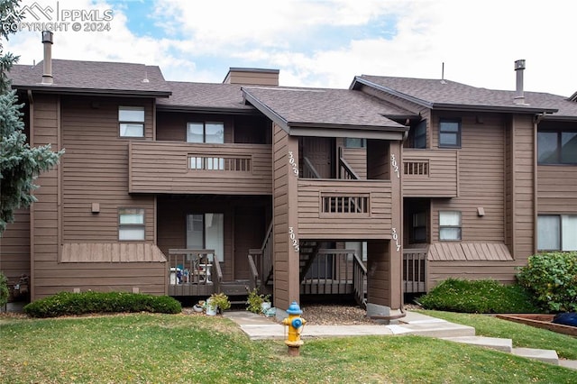 view of front of home featuring a front lawn