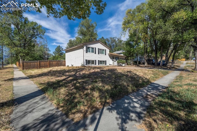 view of front facade featuring a front yard