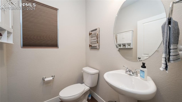 bathroom featuring toilet and sink