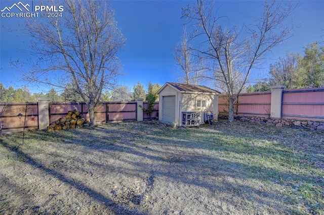 view of yard with a storage shed