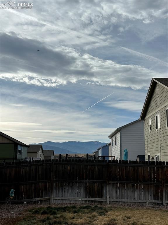 view of yard featuring a mountain view