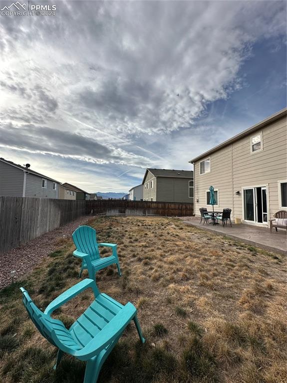 view of yard featuring a patio