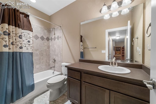 full bathroom featuring shower / bath combo with shower curtain, toilet, and vanity