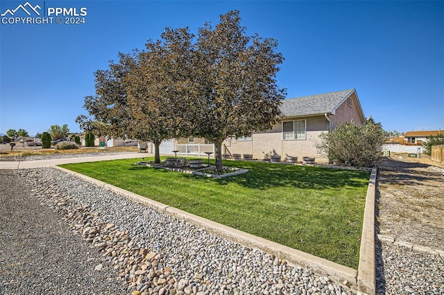 view of front of home featuring a front yard