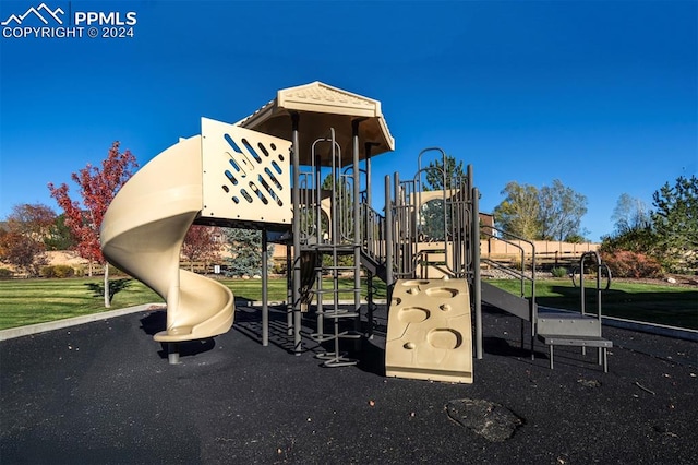 view of jungle gym featuring a yard