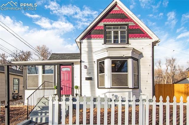 victorian-style house featuring a fenced front yard