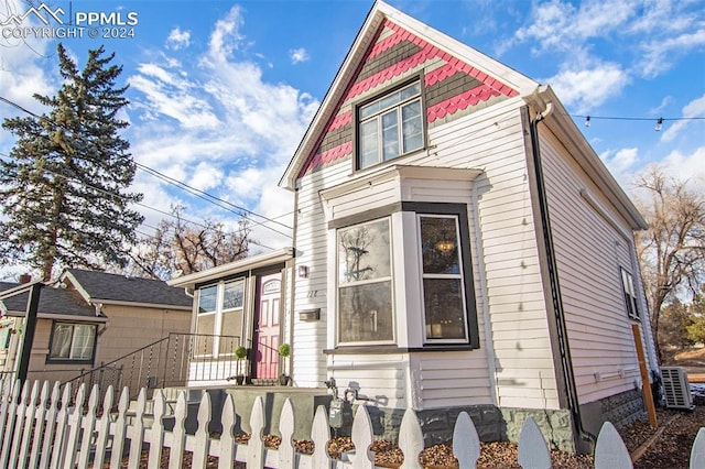 victorian home featuring a fenced front yard