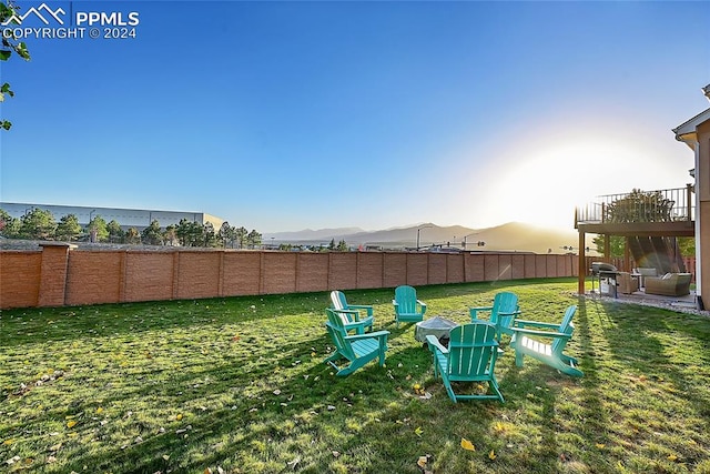 view of yard with a mountain view