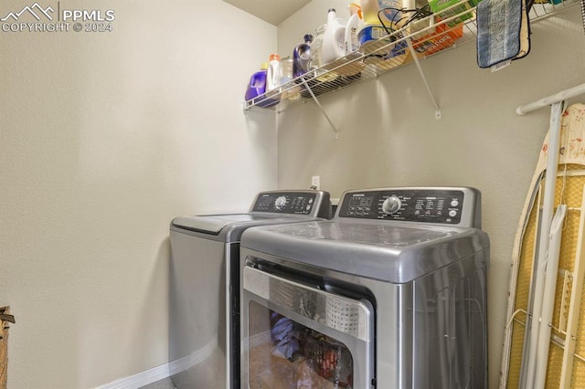 washroom featuring washing machine and clothes dryer