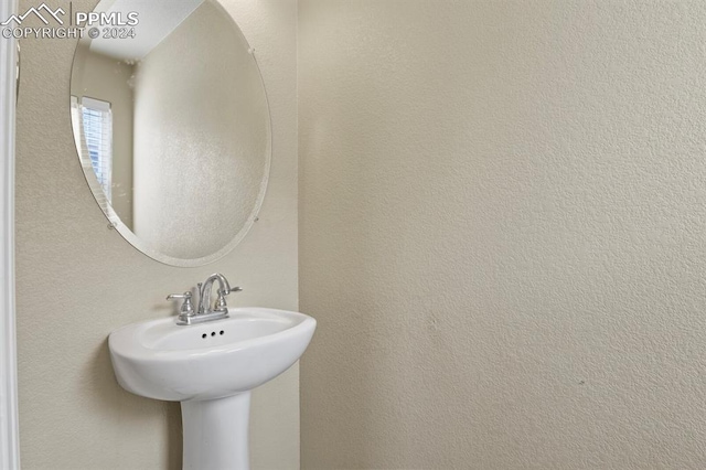 bathroom featuring sink