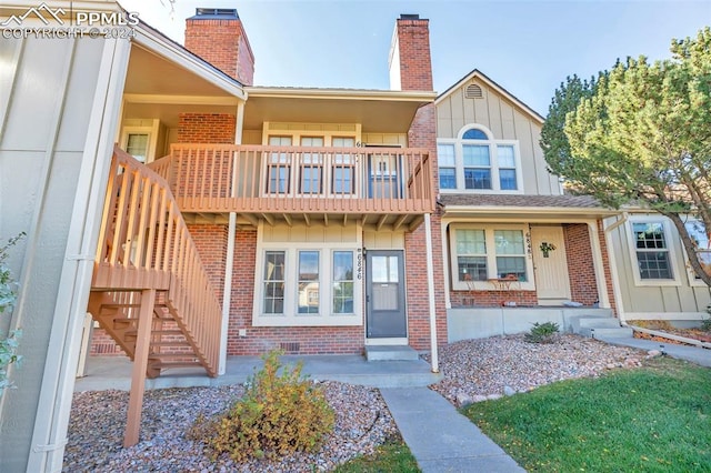 view of front of home featuring a balcony