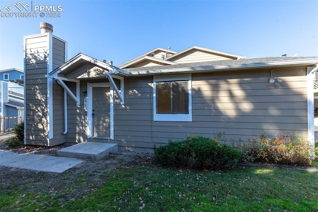 view of front of property featuring a front lawn