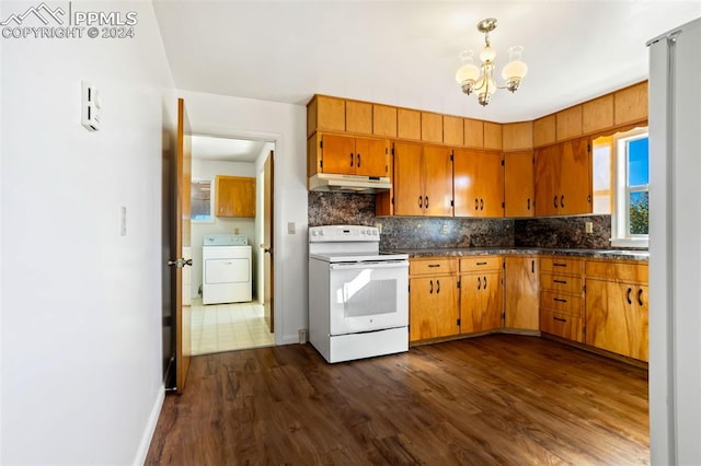 kitchen with washer / dryer, backsplash, white electric range oven, an inviting chandelier, and dark hardwood / wood-style floors