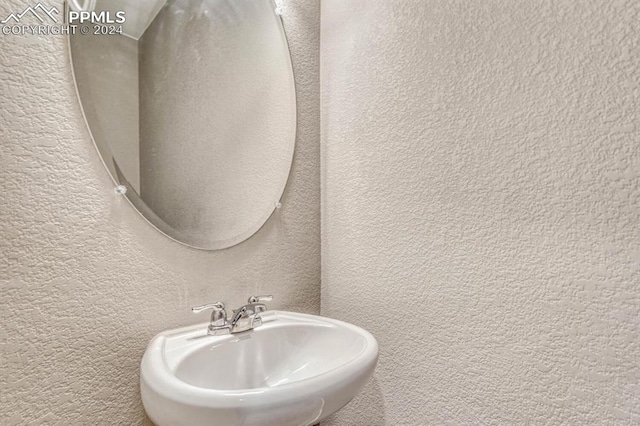 bathroom featuring sink