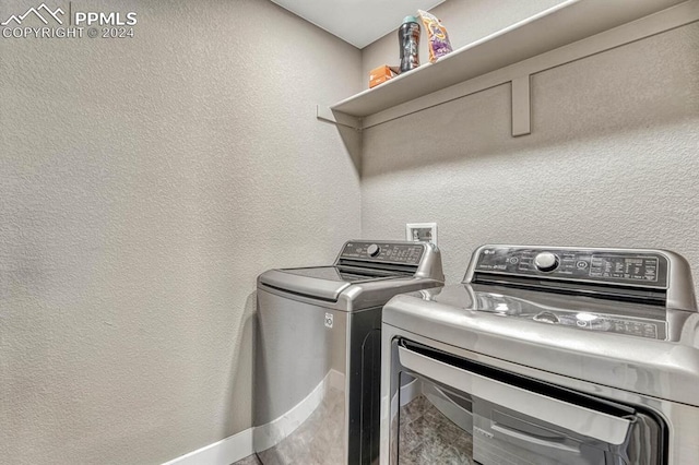 washroom featuring washer and clothes dryer