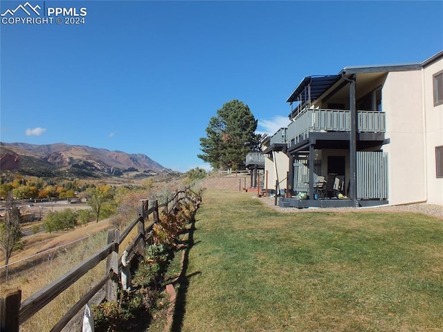 view of yard featuring a mountain view