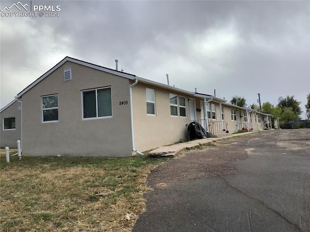 view of front facade with a front yard