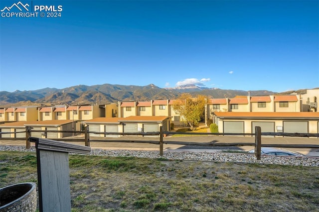 view of yard featuring a mountain view