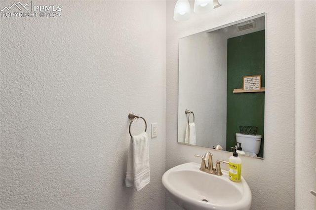 bathroom featuring sink and toilet