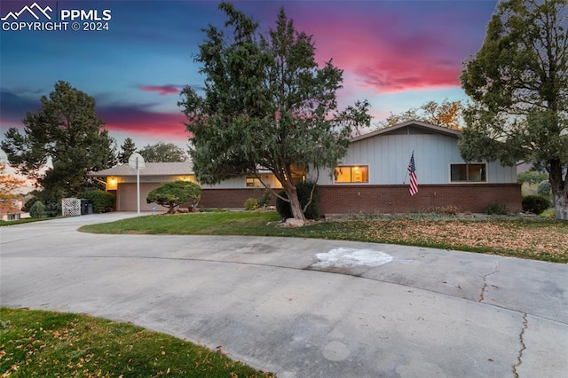 single story home featuring a lawn