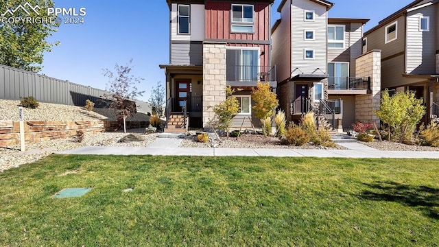 view of front facade with a front lawn