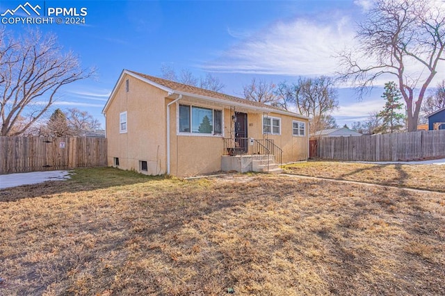 view of front of home featuring a front lawn