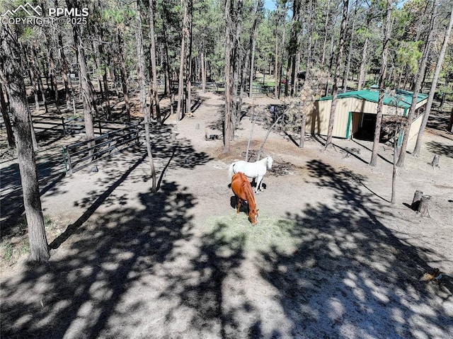 view of yard featuring fence and an outbuilding
