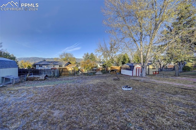 view of yard featuring a mountain view and a storage unit