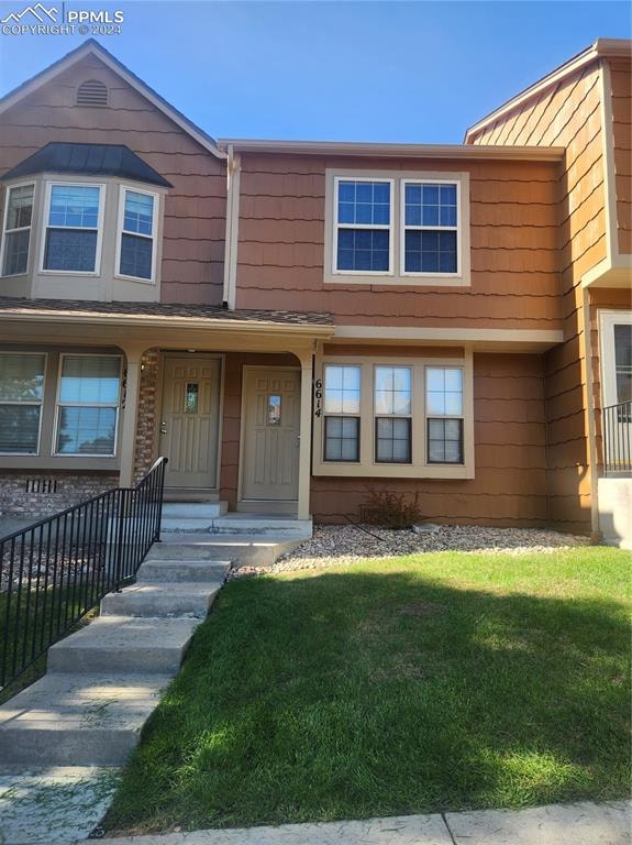 view of front of home featuring a front yard