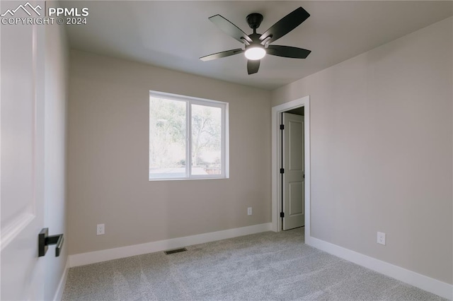 carpeted empty room featuring ceiling fan