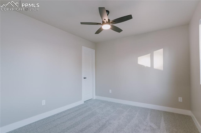 carpeted empty room featuring ceiling fan