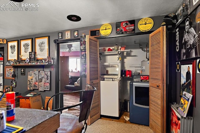 kitchen with washer / clothes dryer and ceiling fan