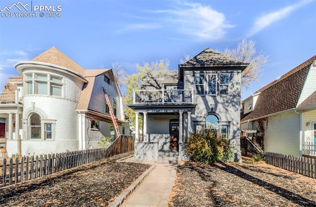 view of front of home featuring a balcony