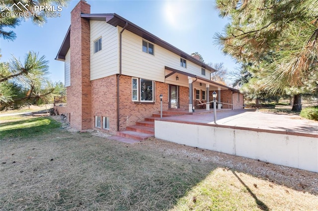 view of front facade with a front yard