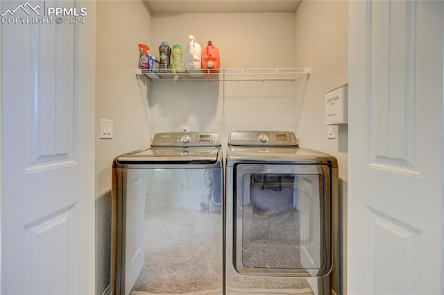 washroom featuring washing machine and clothes dryer