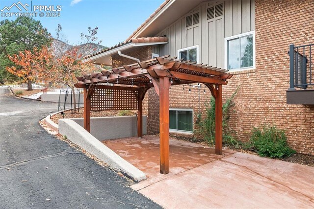 view of patio featuring a pergola