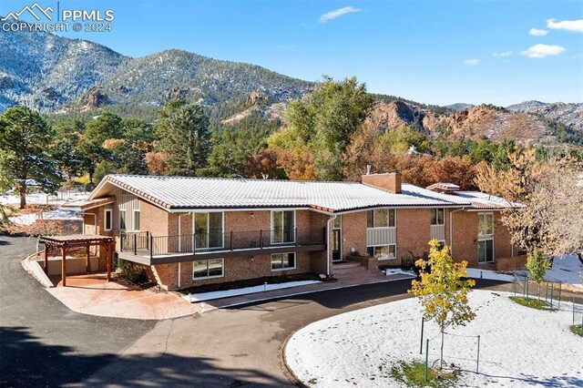 view of front facade featuring a mountain view