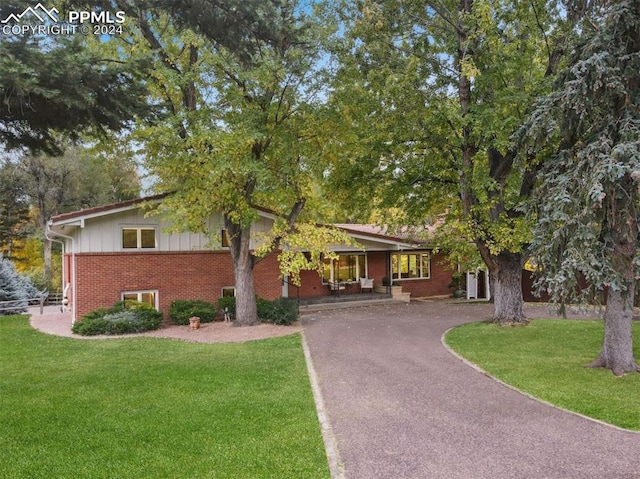 view of front of property with a front yard