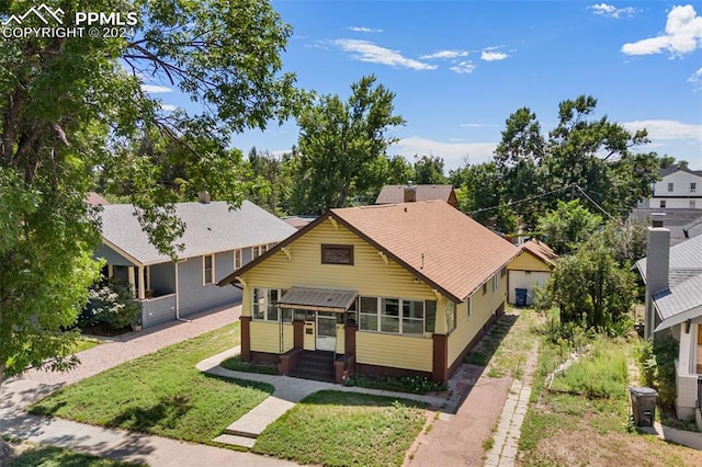 view of front of property with a front lawn