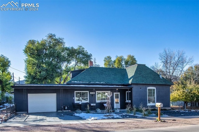 view of front property featuring a garage