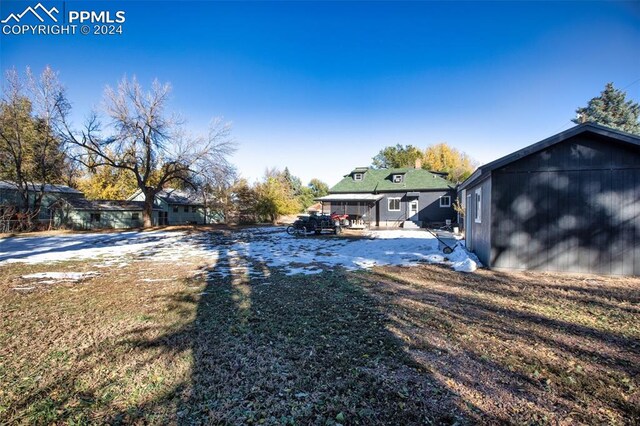 view of yard with an outbuilding