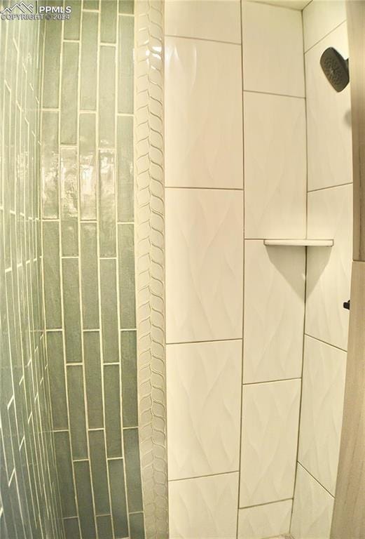 details featuring tiled shower