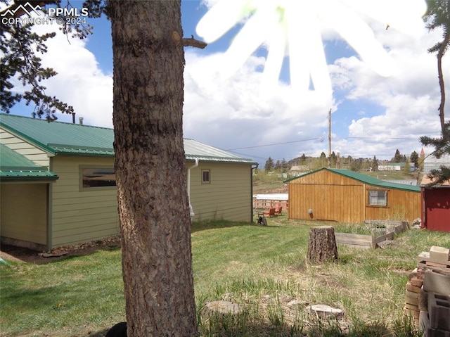 view of yard featuring an outdoor structure